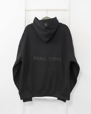 SMALL STEPS Studio Hood - Black on Black